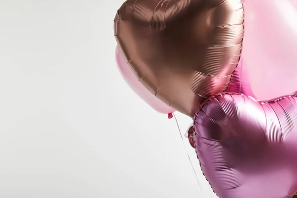 Balões cor-de-rosa e dourado em forma de coração isolados em branco com espaço de cópia — Fotografia de Stock