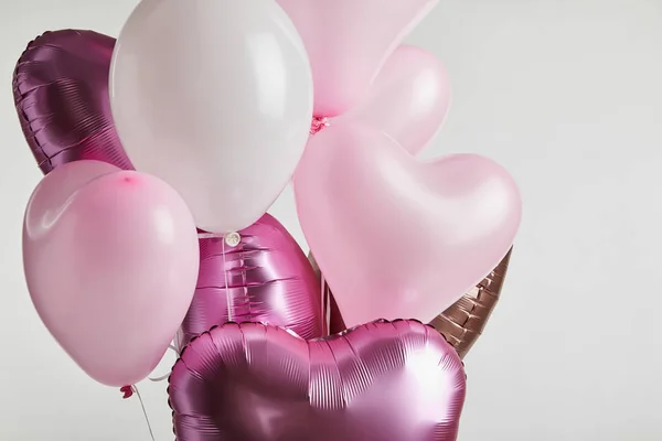 Fascio di palloncini festivi rosa a forma di cuore isolati su bianco — Foto stock