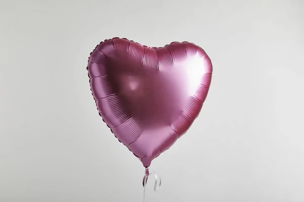 Balão rosa em forma de coração isolado em branco — Fotografia de Stock