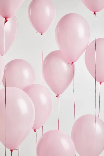 Sfondo con palloncini d'aria rosa decorativi isolati su bianco — Foto stock