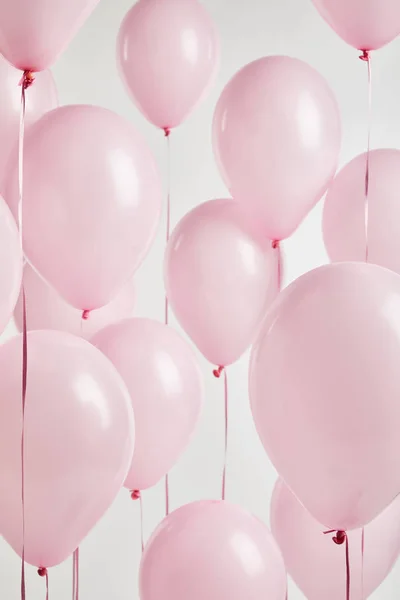 Fond avec des ballons roses décoratifs isolés sur blanc — Photo de stock