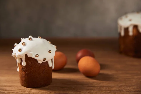 Вибірковий фокус на традиційному пирозі та фарбованих курячих яйцях — стокове фото