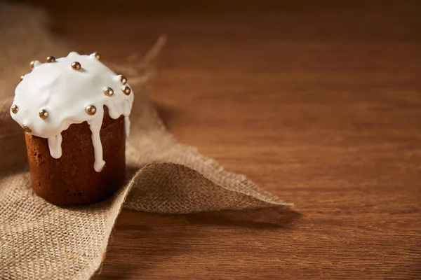 Torta tradizionale pasquale decorata con glassa e spruzzi su tavolo in legno con spazio copia — Foto stock