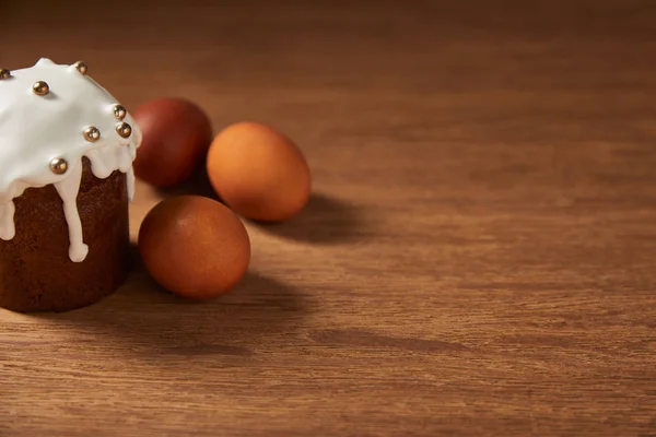 Gâteau de Pâques décoré et œufs de poulet peints sur une surface en bois avec espace de copie — Photo de stock