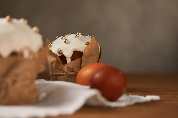 Selective focus of delicious easter cake with frosting and painted chicken eggs — Stock Photo