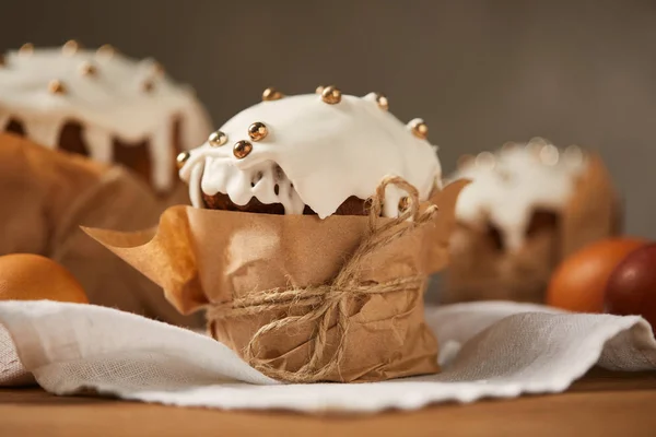 Foco seletivo de delicioso bolo de Páscoa tradicional no guardanapo — Fotografia de Stock