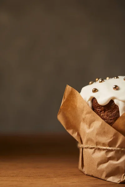 Gâteau de Pâques traditionnel décoré avec glaçage et saupoudrer d'espace de copie — Photo de stock