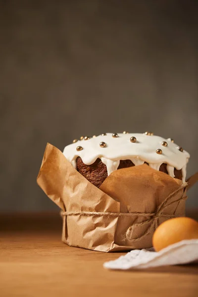 Ovo de galinha pintado e delicioso bolo de Páscoa decorado com polvilhas — Fotografia de Stock