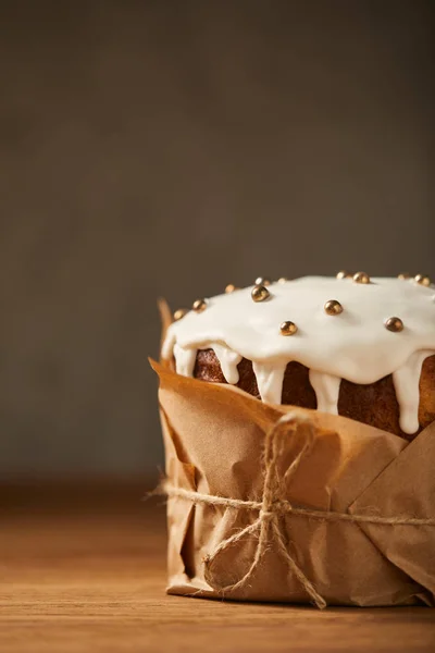 Torta tradizionale pasquale decorata con glassa e spruzzi su tavolo in legno con spazio copia — Foto stock