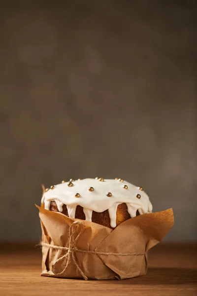 Torta tradizionale pasquale decorata con glassa e spruzzi su tavolo in legno con spazio copia — Foto stock