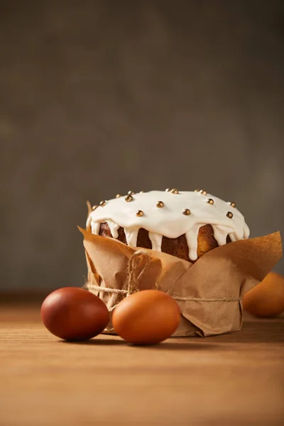 Huevos de pollo pintados y pastel de Pascua decorado con glaseado y espolvorea con espacio para copiar - foto de stock