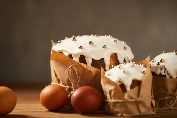 Ovos de galinha pintados e deliciosos bolos de Páscoa decorados com cobertura e polvilhas — Fotografia de Stock