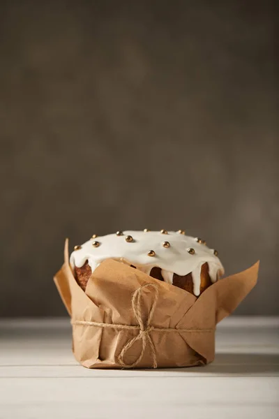 Gâteau de Pâques traditionnel décoré avec glaçage et saupoudrer sur table en bois blanc avec espace de copie — Photo de stock