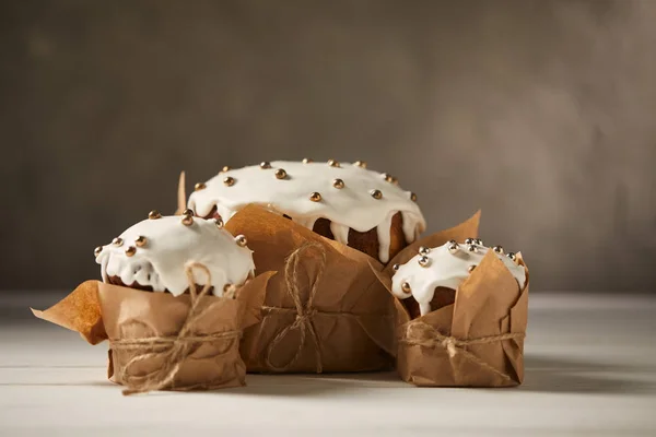 Селективный фокус традиционных пасхальных тортов, украшенных брызгами — стоковое фото