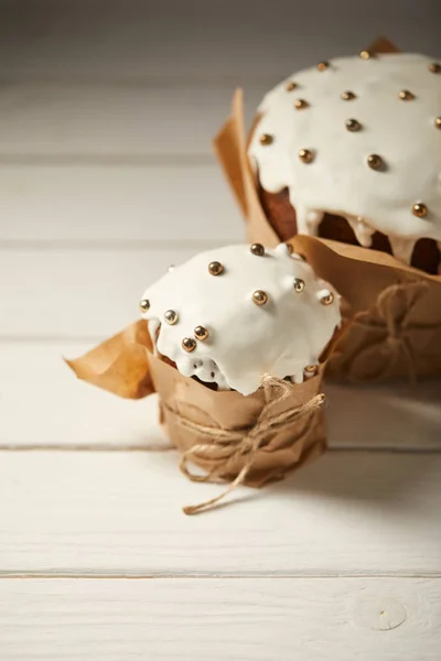 Deliciosos bolos de Páscoa tradicionais na superfície de madeira branca — Fotografia de Stock