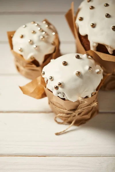 Délicieux gâteaux de Pâques traditionnels sur la surface en bois blanc — Photo de stock