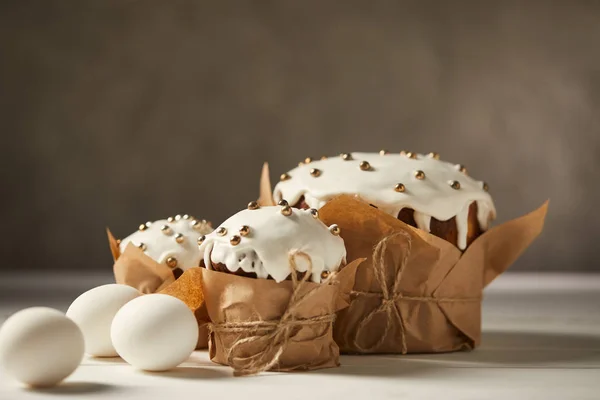 Смачні великодні торти та курячі яйця на білому столі з місцем для тексту — стокове фото