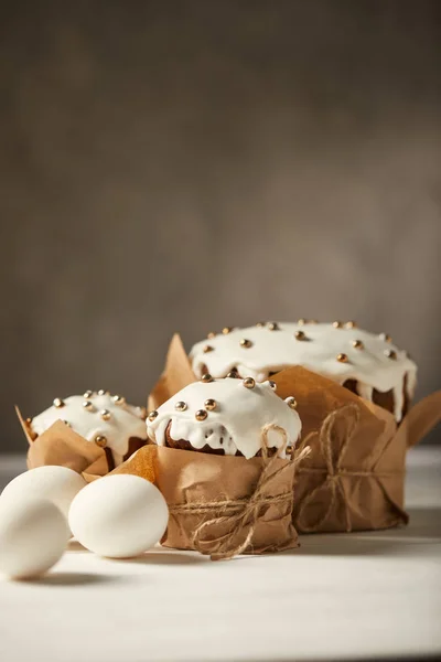 Deliciosos pasteles de Pascua y huevos de pollo en mesa blanca con espacio para copiar - foto de stock
