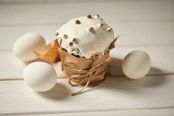 Deliziosa torta tradizionale pasquale con uova di pollo su superficie di legno bianco — Foto stock