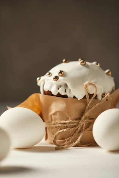 Enfoque selectivo de delicioso pastel de Pascua con aspersiones y huevos de pollo - foto de stock