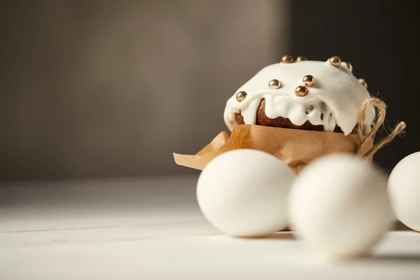 Вибірковий фокус смачного пирога та курячих яєць з місцем для тексту — стокове фото