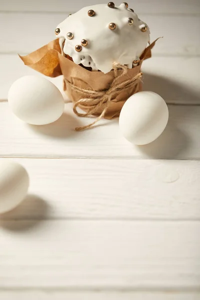 Gâteau de Pâques traditionnel avec oeufs de poulet sur surface en bois blanc avec espace de copie — Photo de stock