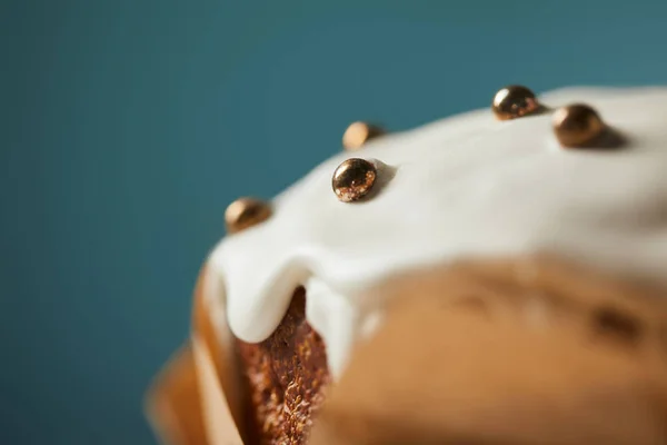 Primo piano di torta pasquale decorata con spruzzi su turchese con spazio copia — Foto stock