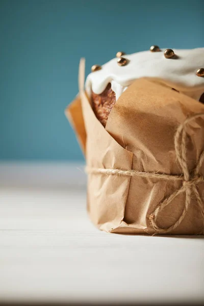 Selective focus of easter cake decorated with sprinkles on turquoise — Stock Photo