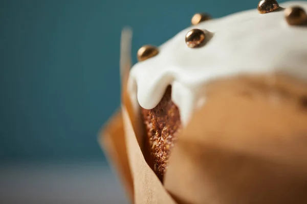 Close up de bolo de Páscoa decorado com polvilhas em turquesa — Fotografia de Stock