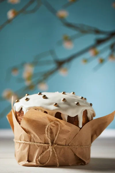 Foco seletivo de bolo de Páscoa decorado com polvilhas e cobertura em turquesa com galhos de salgueiro — Fotografia de Stock
