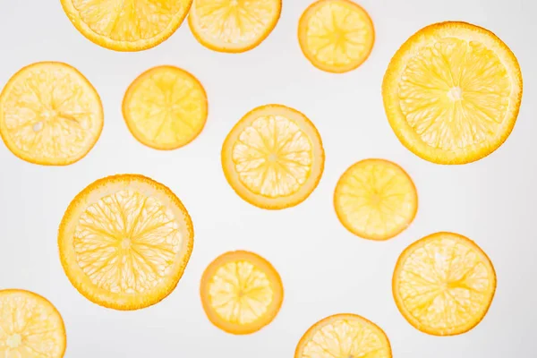 Fatias de laranja suculentas frescas no fundo cinza — Fotografia de Stock