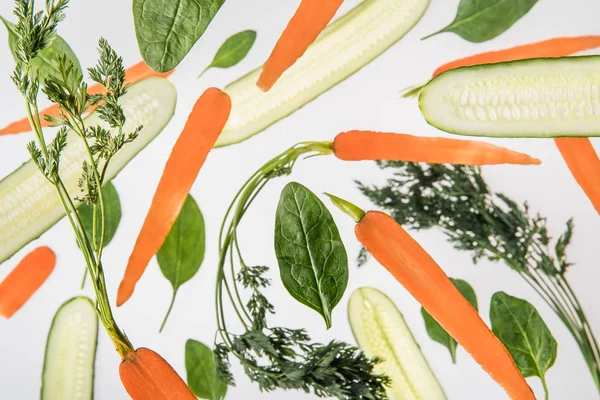 Fondo con zanahorias, pepinos en rodajas, hojas de espinaca - foto de stock