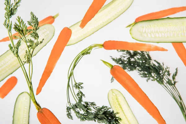 Fond avec des carottes fraîches tranchées et des concombres — Photo de stock