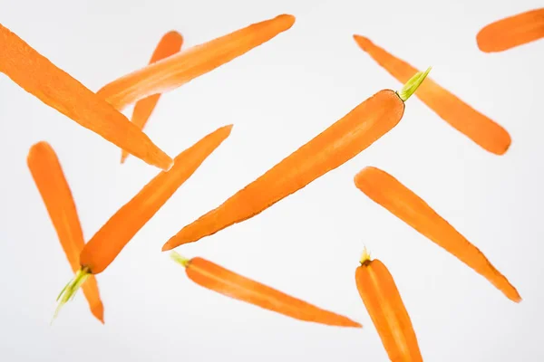 Tranches de carottes mûres brillantes isolées sur du gris — Photo de stock