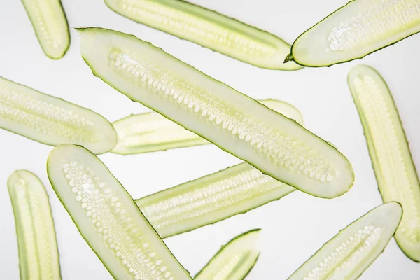 Fond avec des tranches de concombre vert frais isolé sur gris — Photo de stock