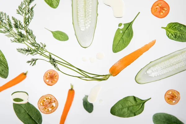 Сезонні стиглі нарізані овочі на сірому фоні з бульбашками води — стокове фото