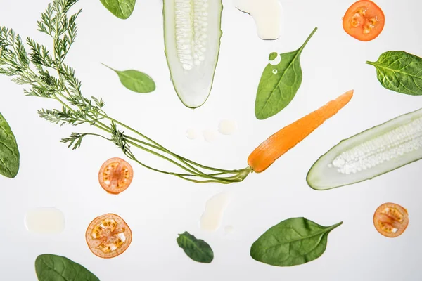 Légumes frais et mûrs en tranches de saison sur fond gris avec bulles d'eau — Photo de stock