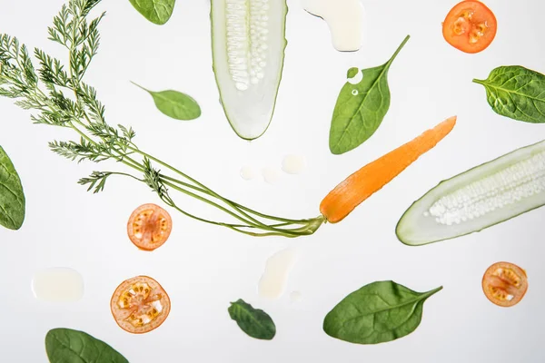 Verdure fresche e mature stagionali a fette su fondo grigio con bollicine d'acqua — Foto stock