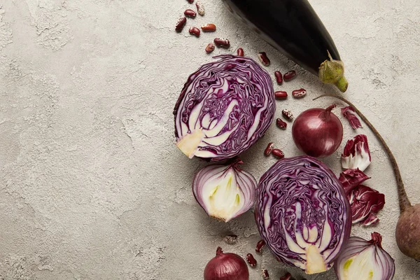 Deitado plano com legumes e feijões na superfície texturizada cinza — Fotografia de Stock