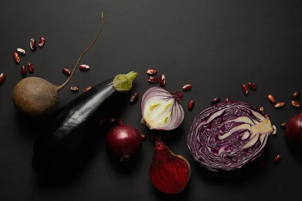 Vue du dessus des légumes et haricots sur la surface noire — Photo de stock