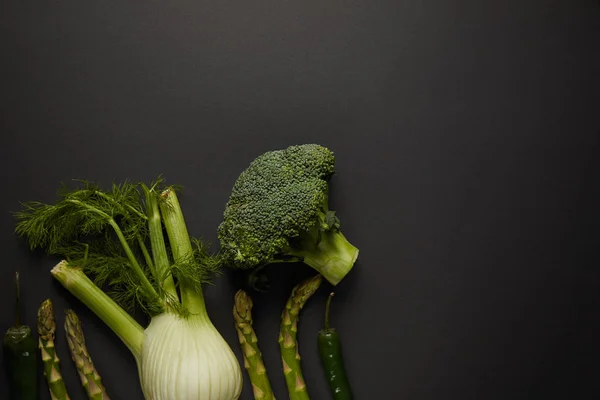 Vista superior de verduras verdes frescas en la superficie negra - foto de stock