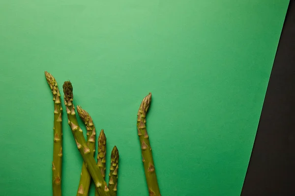 Vista dall'alto degli asparagi su superficie verde e nera — Foto stock