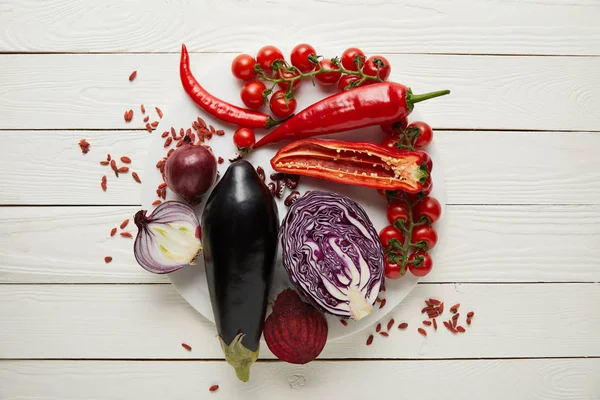 Vue de dessus des légumes frais sur la surface en bois texturé — Photo de stock