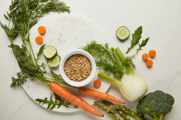 Posa piatta con verdure e semi su superficie bianca — Foto stock