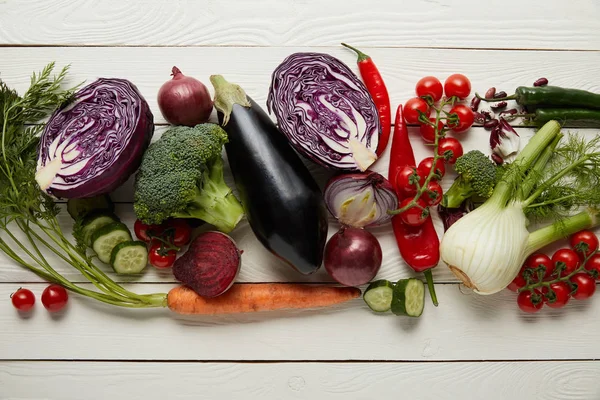 Vista superior de verduras frescas en superficie de madera texturizada - foto de stock