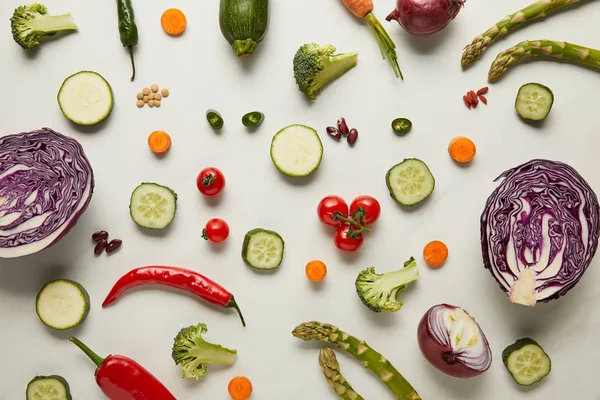Ansicht von Besteck, Gemüse und Samen auf weißer Oberfläche — Stockfoto