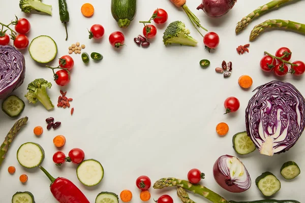 Bandeja colocar com legumes e sementes na superfície branca — Fotografia de Stock