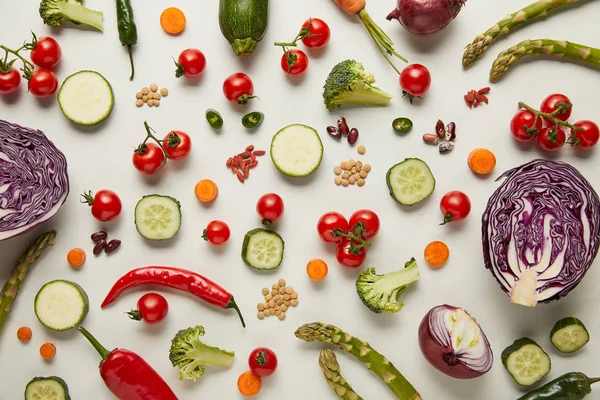 Ansicht von Besteck, Gemüse und Samen auf weißer Oberfläche — Stockfoto