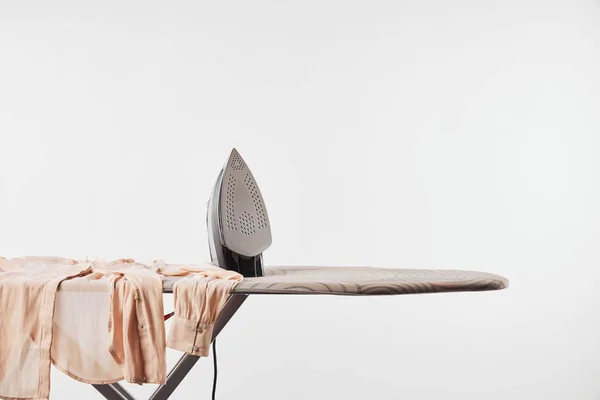 Camicia e ferro da stiro su tavola isolata su grigio — Foto stock