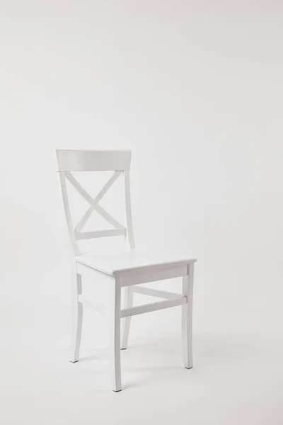 Белый удобный деревянный стул на сером фоне — стоковое фото